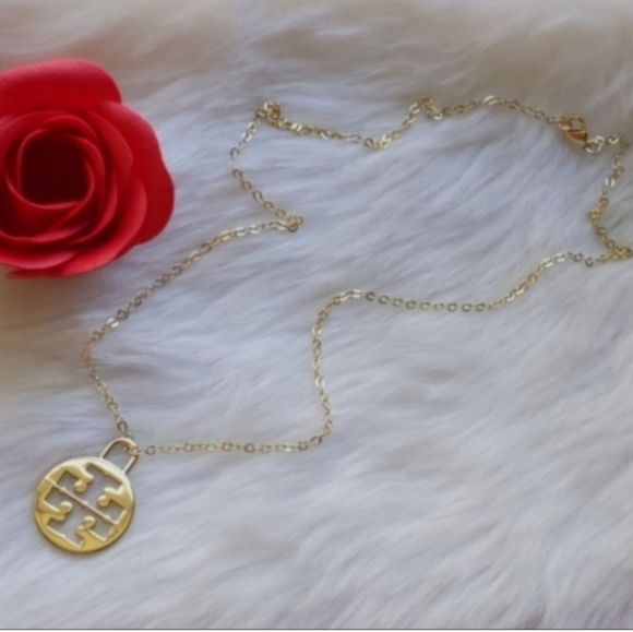 Authentic Tory Burch Logo Charm 18” Gold Plated Necklace - Picture 10 of 12